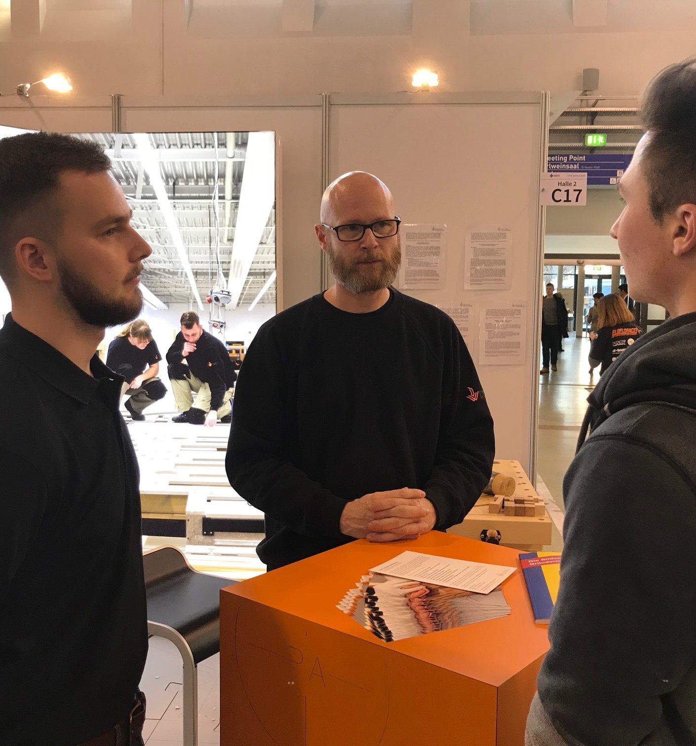 Mitarbeiter der Deutschen Werkstätten aus Dresden-Hellerau beraten auf der Messe Karrierestart in Dresden interessierte Messebesucher Auf der Messe Karrierestart waren im Januar 2020 erneut die Deutschen Werkstätten aus Dresden-Hellerau vertreten. Foto: DW/Juliane Richter
