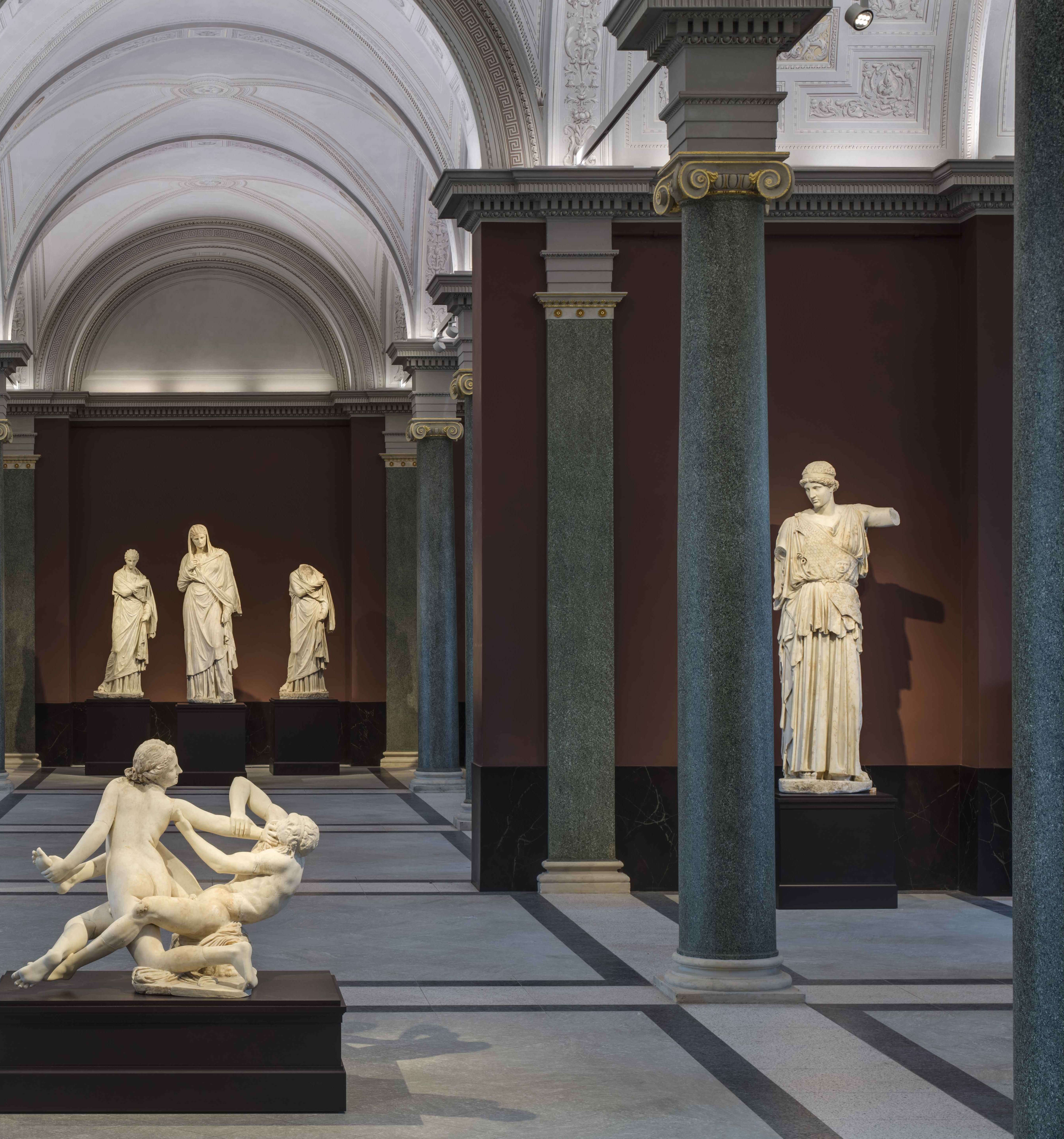 Mit der Wiedereröffnung der Gemäldegalerie "Alte Meister" und der Skulpturensammlung bis 1800 im Dresdner Zwinger werden die Kunstwerke nun auf Sockeln ausgestellt, die von den Deutschen Werkstätten in Dresden-Hellerau gefertigt wurden. Bildquelle: SKD/Pressefotos