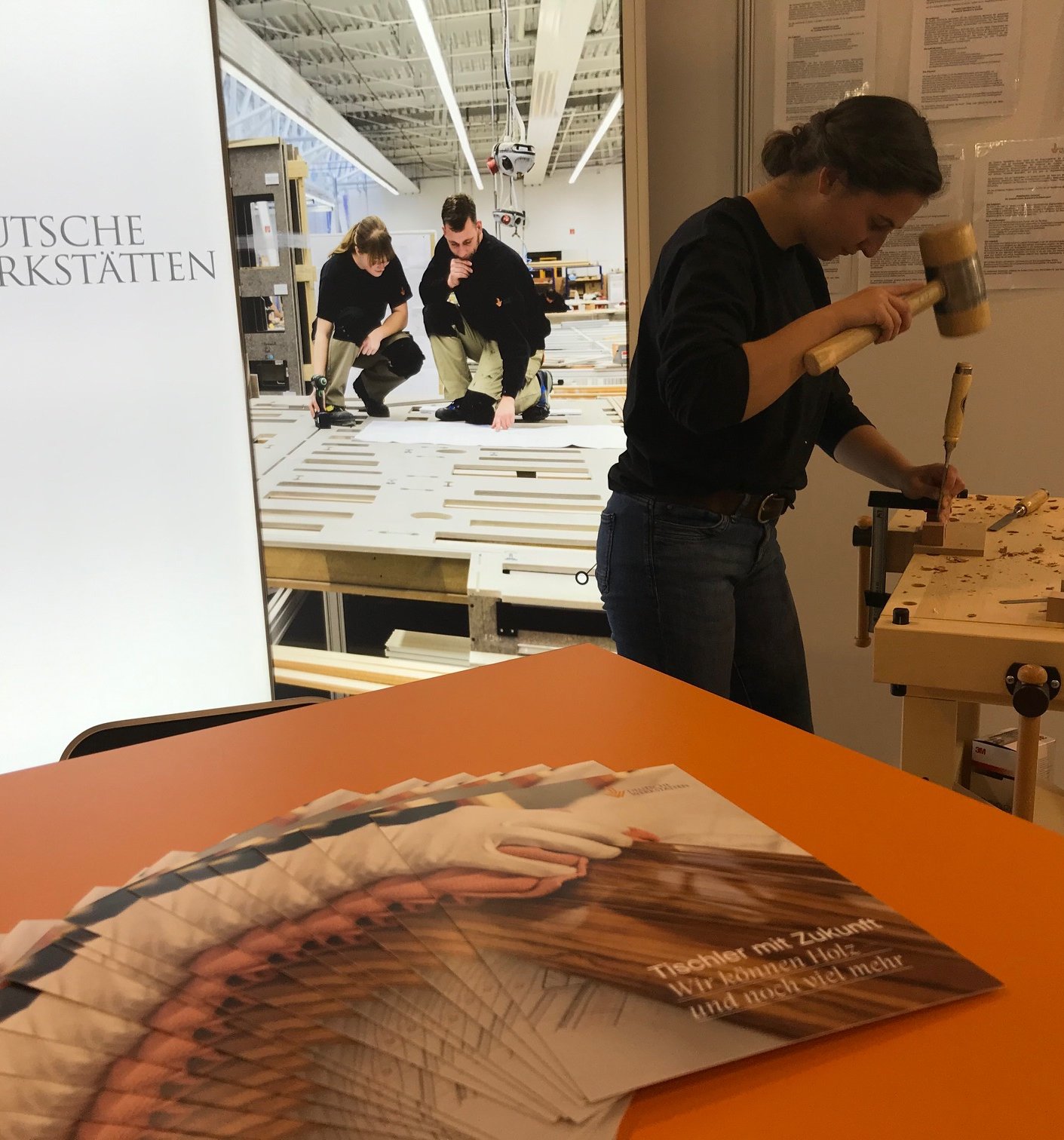 Coleagues of Deutsche Werkstätten on Fair Karierestart Anna Weber, Auszubildende bei den Deutschen Werkstätten aus Dresden-Hellerau, arbeitet auf der Dresdner Messe Karrierestart an der Hobelbank. Foto: DW/Juliane Richter