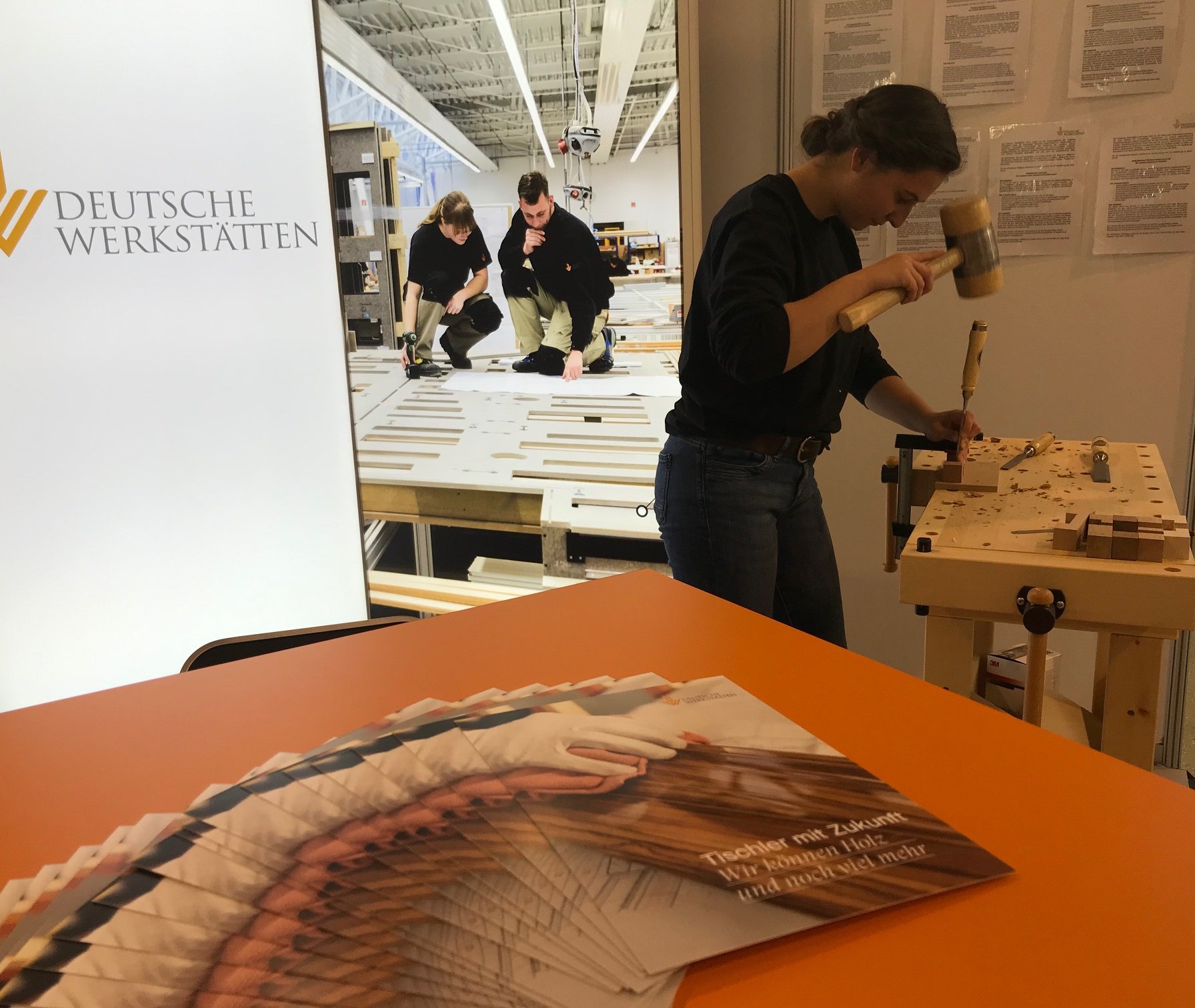 Anna Weber, Auszubildende bei den Deutschen Werkstätten aus Dresden-Hellerau, arbeitet auf der Dresdner Messe Karrierestart an der Hobelbank. Foto: DW/Juliane Richter