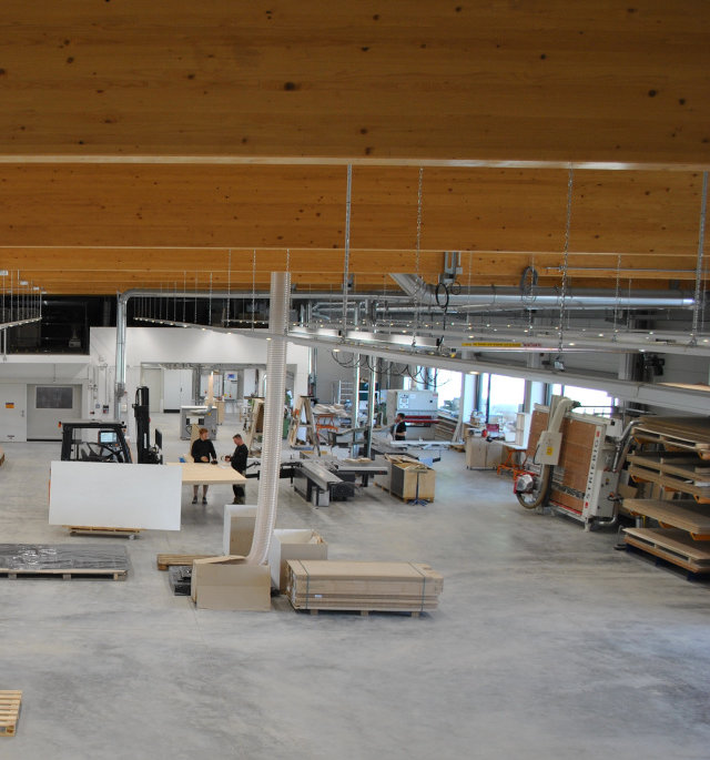 Blick in den Neubau der Deutschen Werkstätten in Großröhrsdorf. Hier befindet sich ab sofort die Produktion für den Hochbaubereich, insbesondere Villen, Penthäuser und Vorstandsetagen. Foto: DW/Juliane Richter