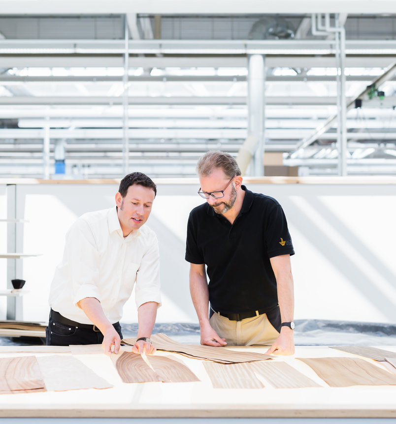 Mitarbeiter der Deutschen Werkstätten bei der Furnierauswahl, ©Foto: Marlen Mieth