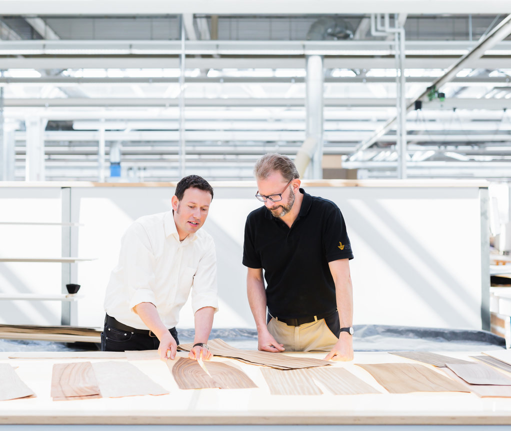 Mitarbeiter der Deutschen Werkstätten bei der Furnierauswahl, ©Foto: Marlen Mieth