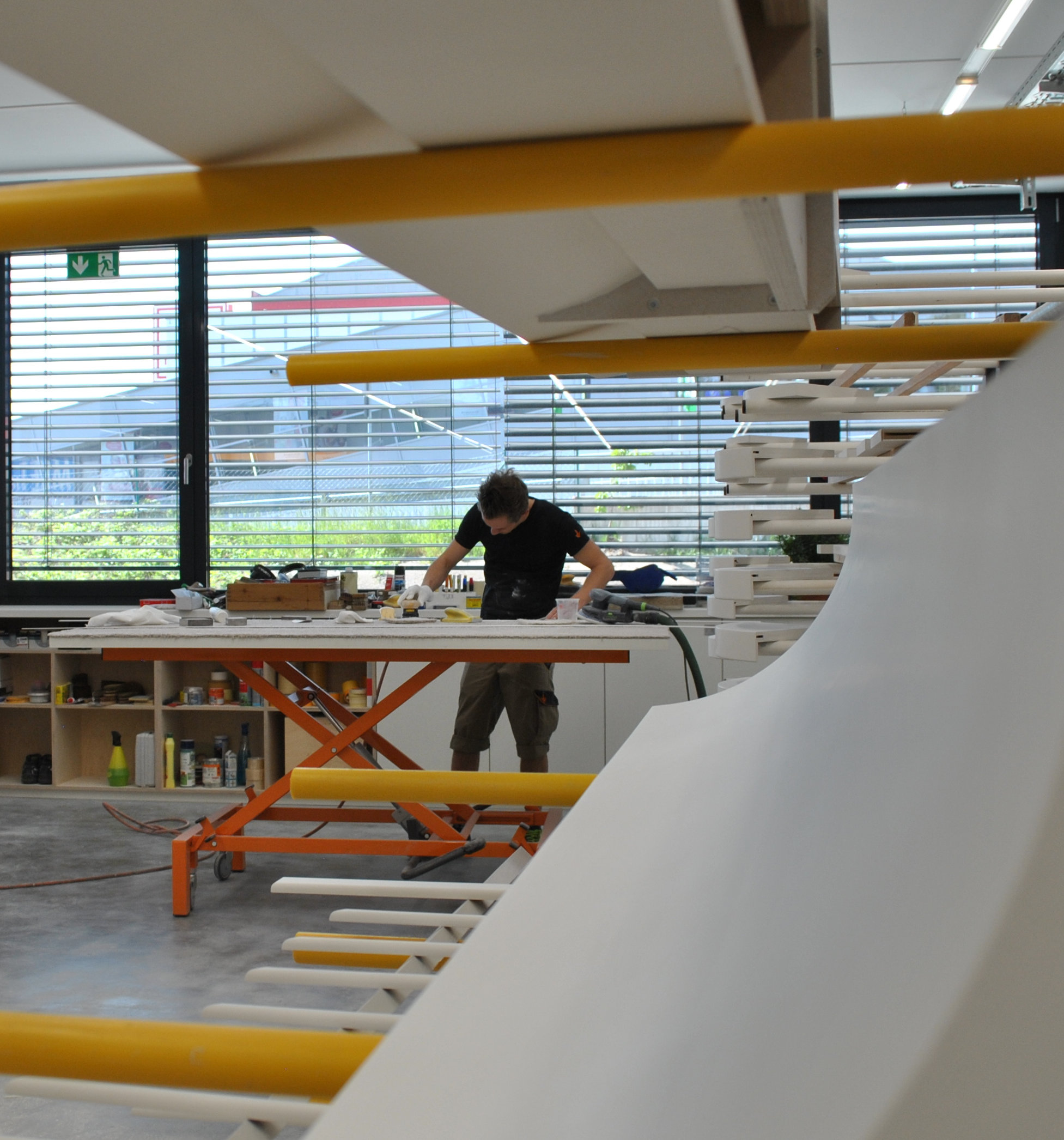 Tischler bei der Arbeit im Neubau der Deutschen Werkstätten in Großröhrsdorf. Hier befindet sich ab sofort die Produktion für den Hochbaubereich, insbesondere Villen, Penthäuser und Vorstandsetagen. Foto: DW/Juliane Richter