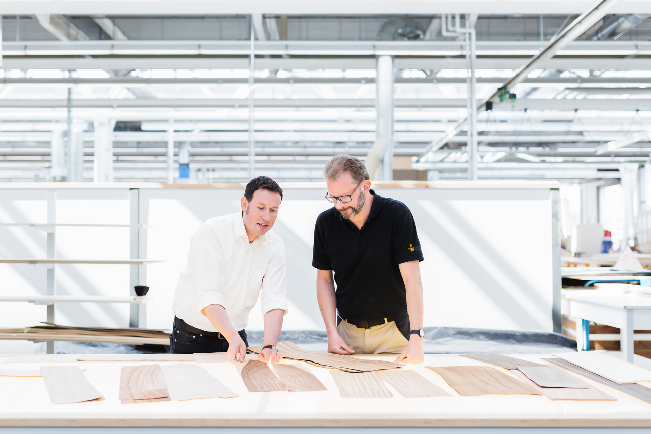 Mitarbeiter der Deutschen Werkstätten bei der Furnierauswahl, ©Foto: Marlen Mieth
