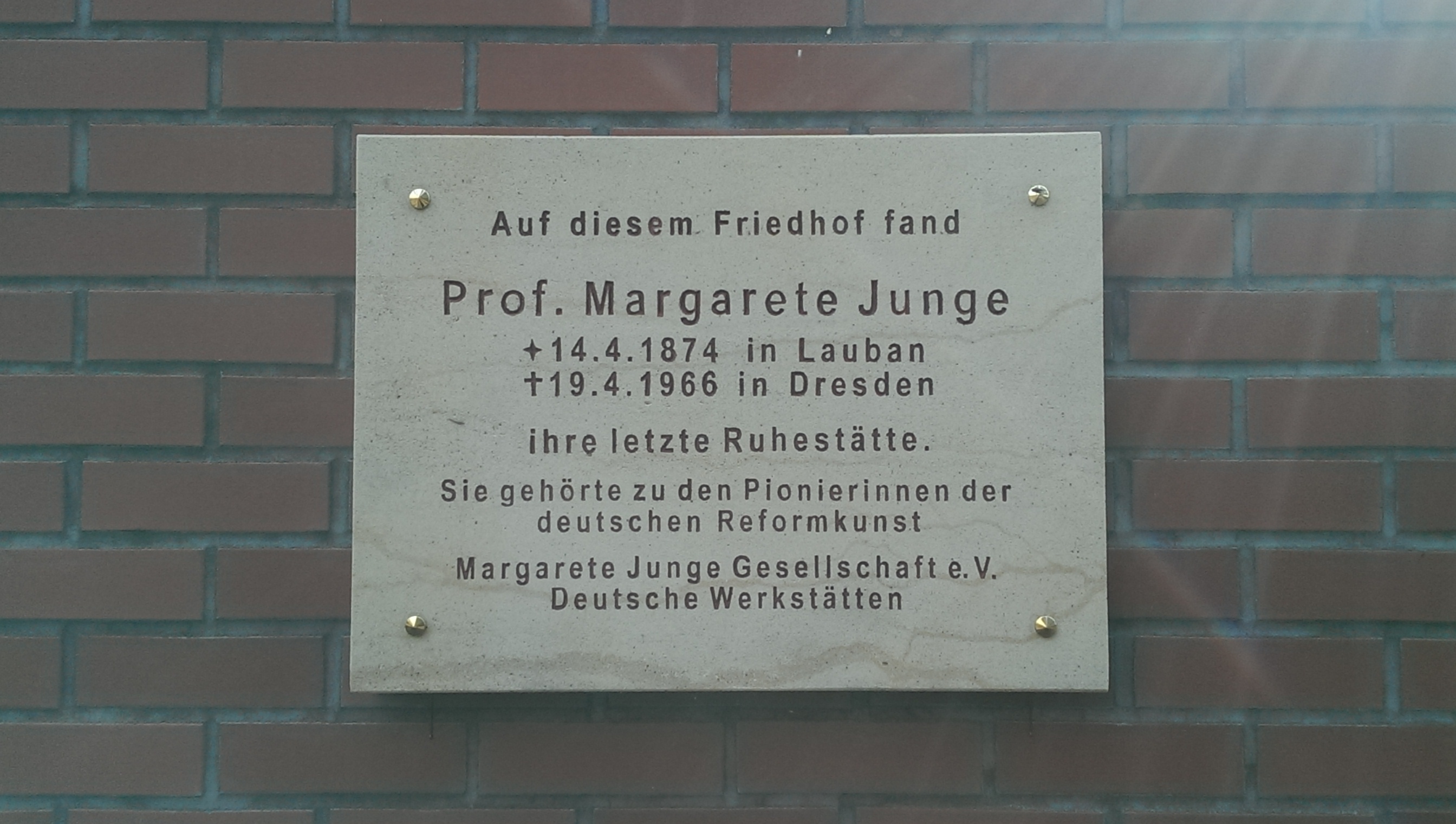 Gedenktafel Margarete Junge auf dem Friedhof Hellerau/Klotzesche, © Foto: PR DW