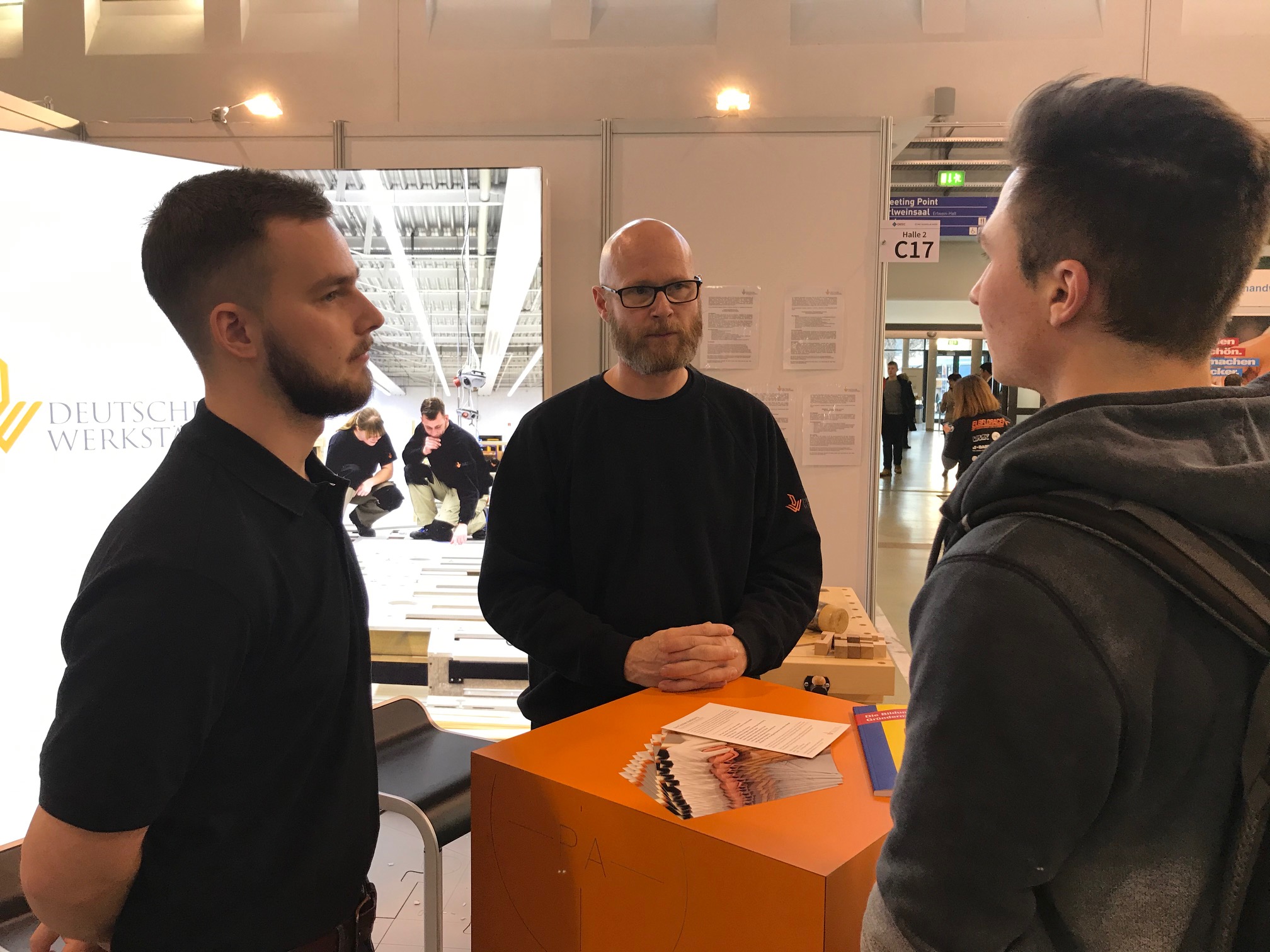Mitarbeiter der Deutschen Werkstätten aus Dresden-Hellerau beraten auf der Messe Karrierestart in Dresden interessierte Messebesucher Auf der Messe Karrierestart waren im Januar 2020 erneut die Deutschen Werkstätten aus Dresden-Hellerau vertreten. Foto: DW/Juliane Richter
